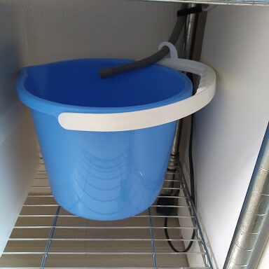 食洗機ラクアの排水ホースが入っているバケツ