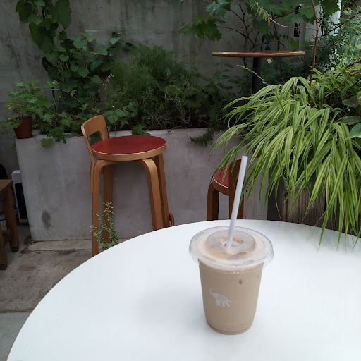SHOZO CAFE TOKYOのテラス席で飲むカフェラテ