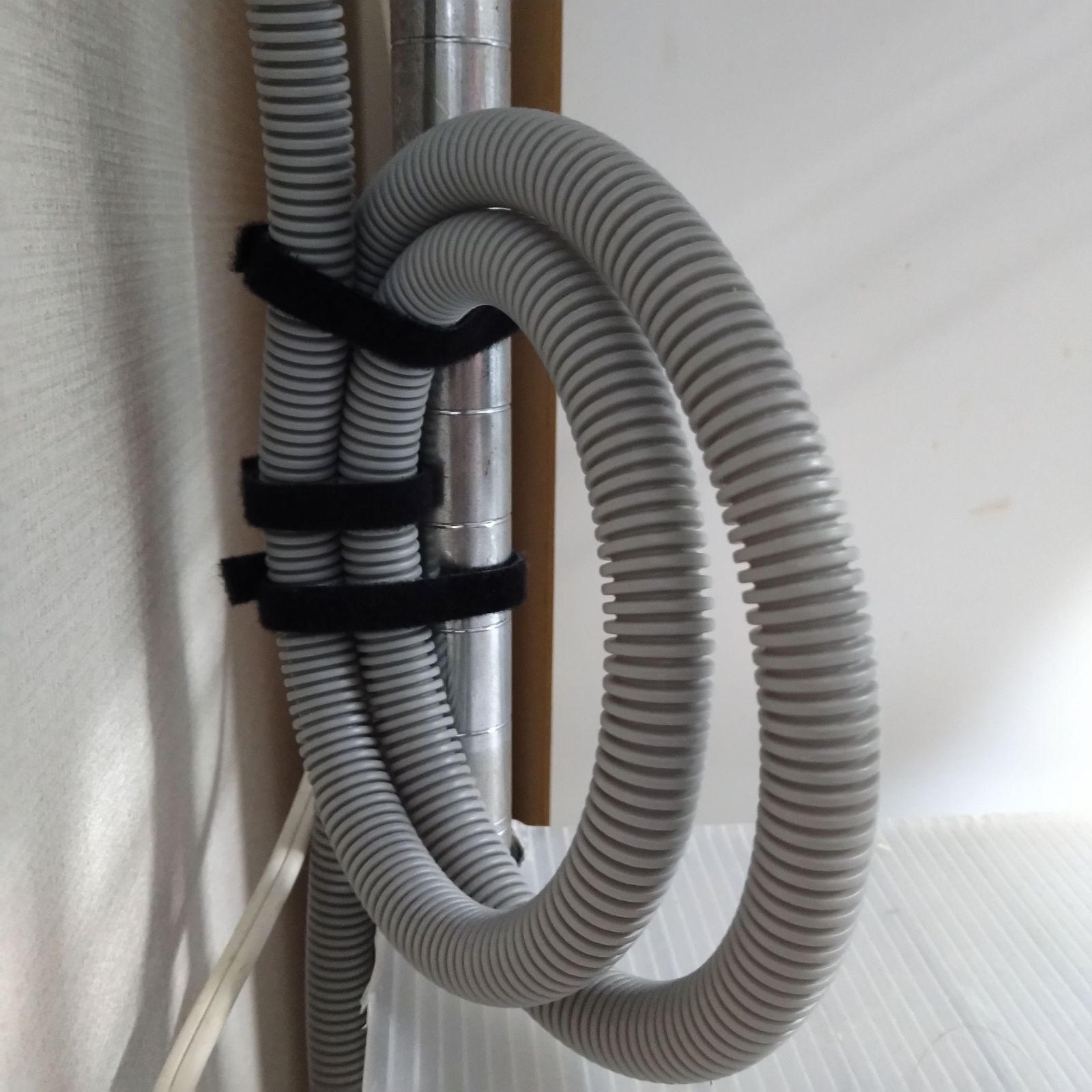 切る 固定方法は 食洗機ラクアの排水ホースの悩みと対策 とみつくブログ