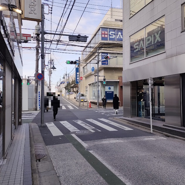 横浜銀行のある交差点を右折して学園通りに出る