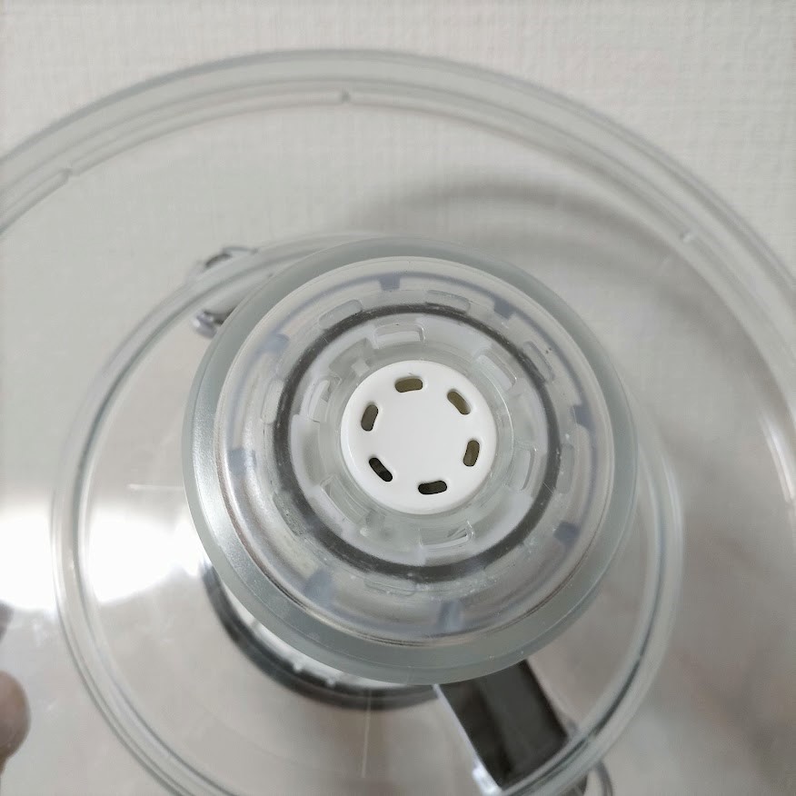 オクソーのサラダスピナーの外フタでサラダと触れる箇所