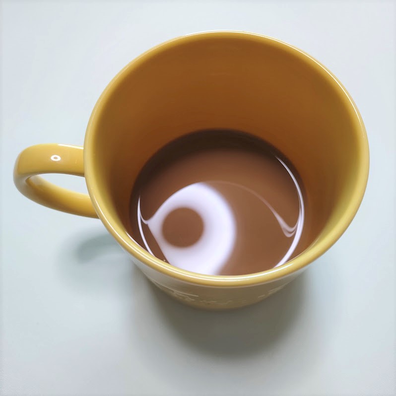 あとから牛乳をちょっと足したINIC coffee ハニーコーヒー
