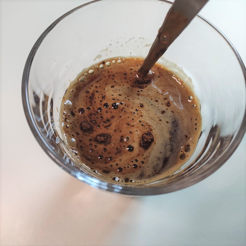 かき混ぜている途中のINICコーヒー「炭焼き珈琲」
