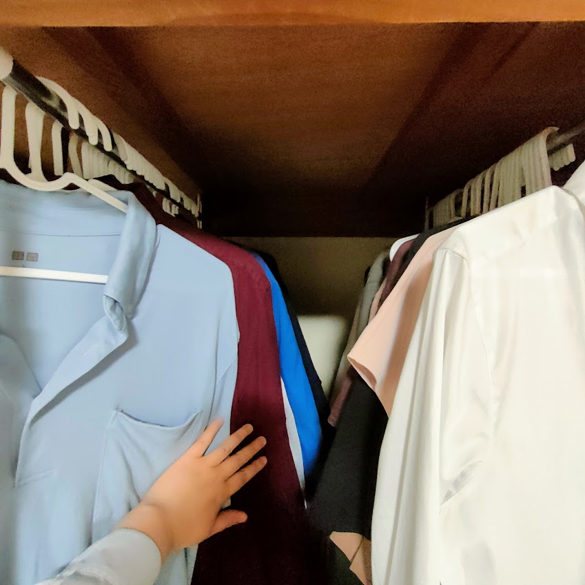 押入に入っているハンガーラックに洋服がたくさんかかっていているようす