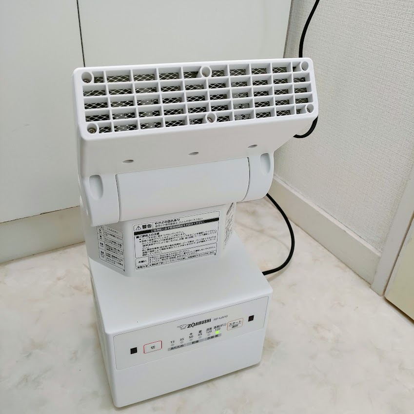 温風を送風している象印の布団乾燥機