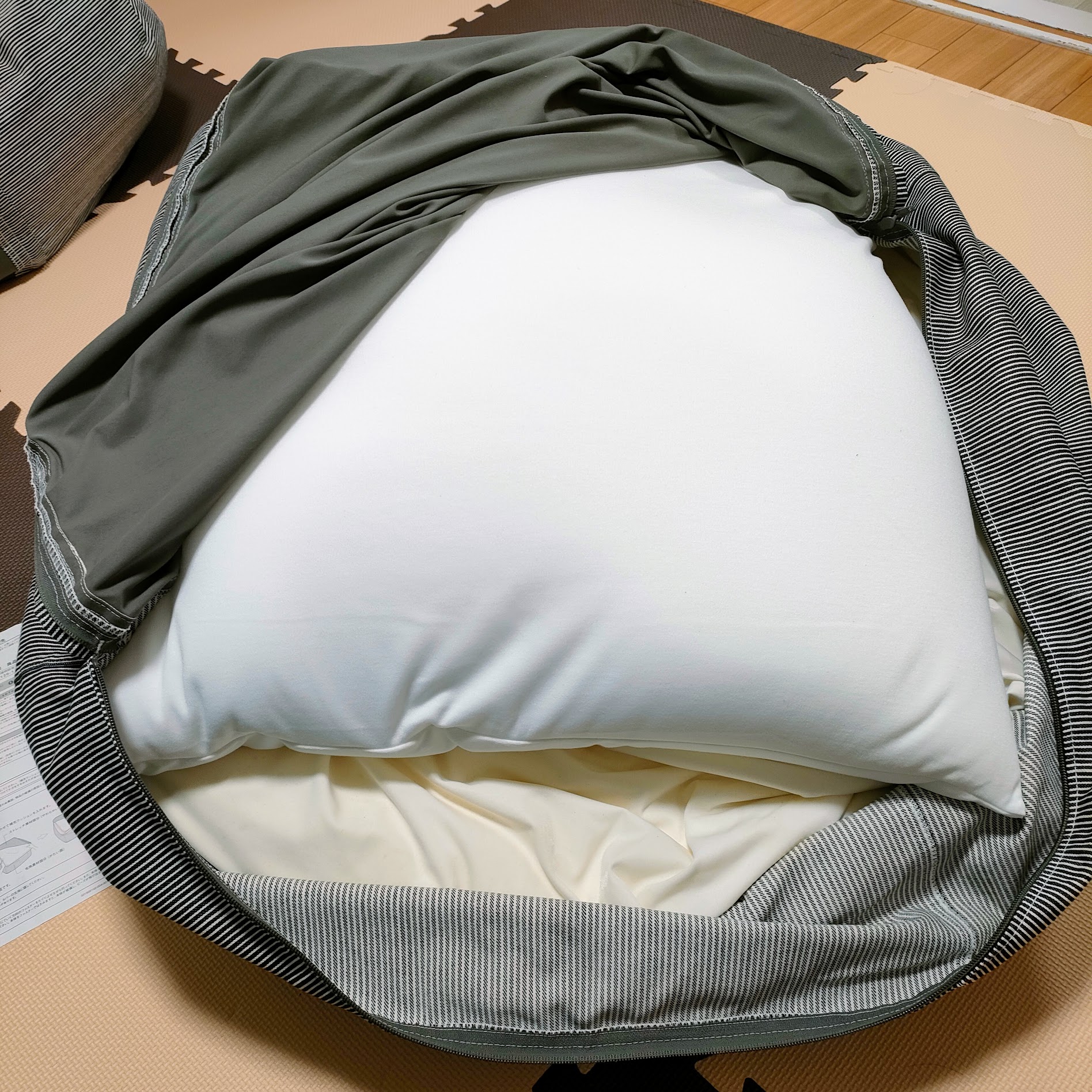無印良品の体にフィットするソファのカバーを開けて補充クッションを入れているようす