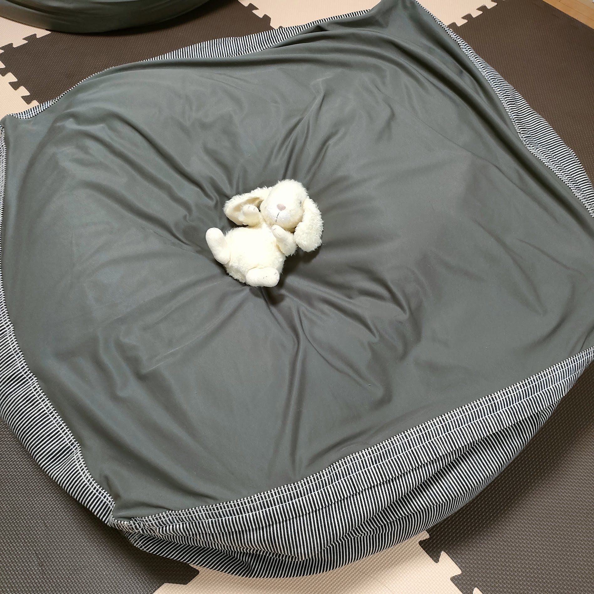 無印良品の体にフィットするソファの上にうさぎのぬいぐるみがのっているようす
