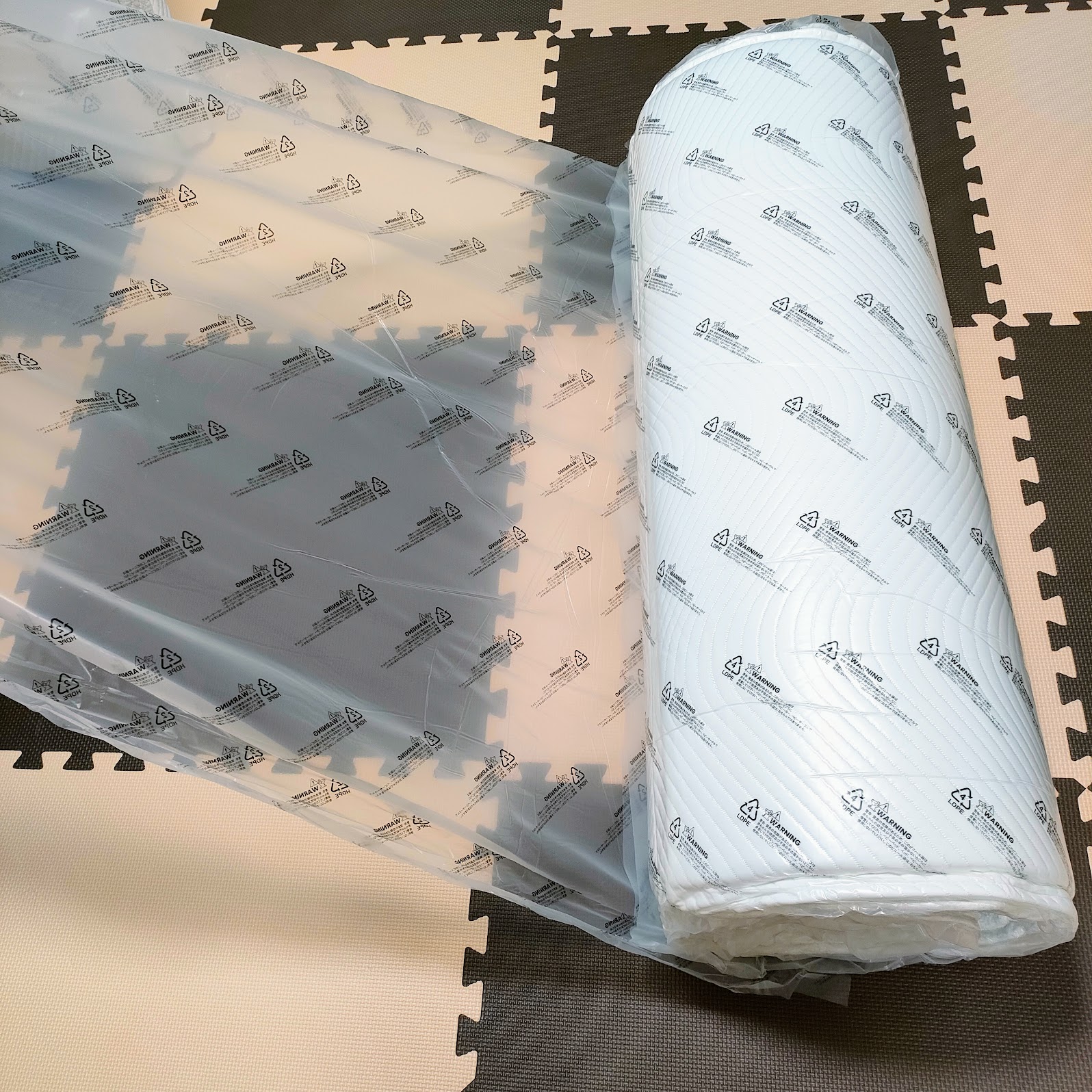 コアラフトンOASISの圧縮袋のパッケージをはがしているようす