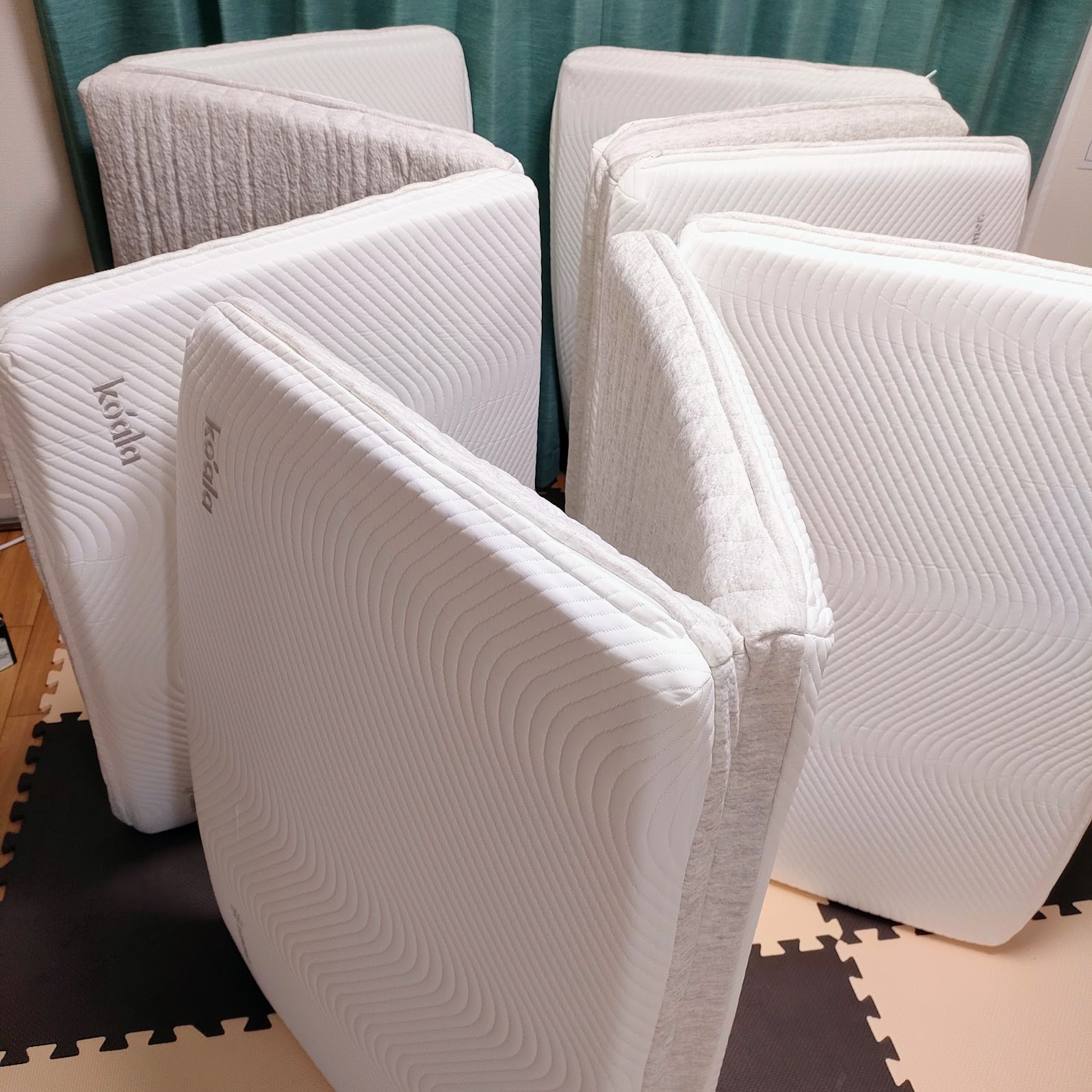 開封したあとのコアラフトンOASISを立てて元の形状に戻るまで待っているようす